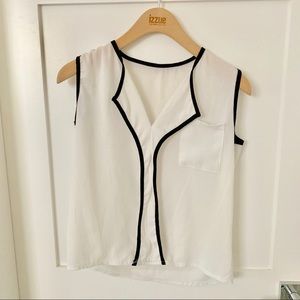❤️ 3 fr $25 Sleeveless with Black Trimming Top